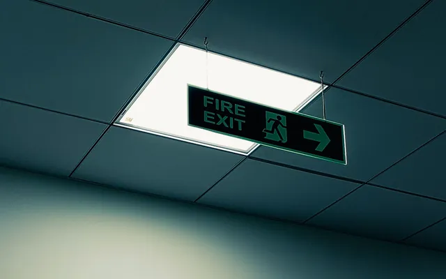 天井に設置された避難口誘導標識